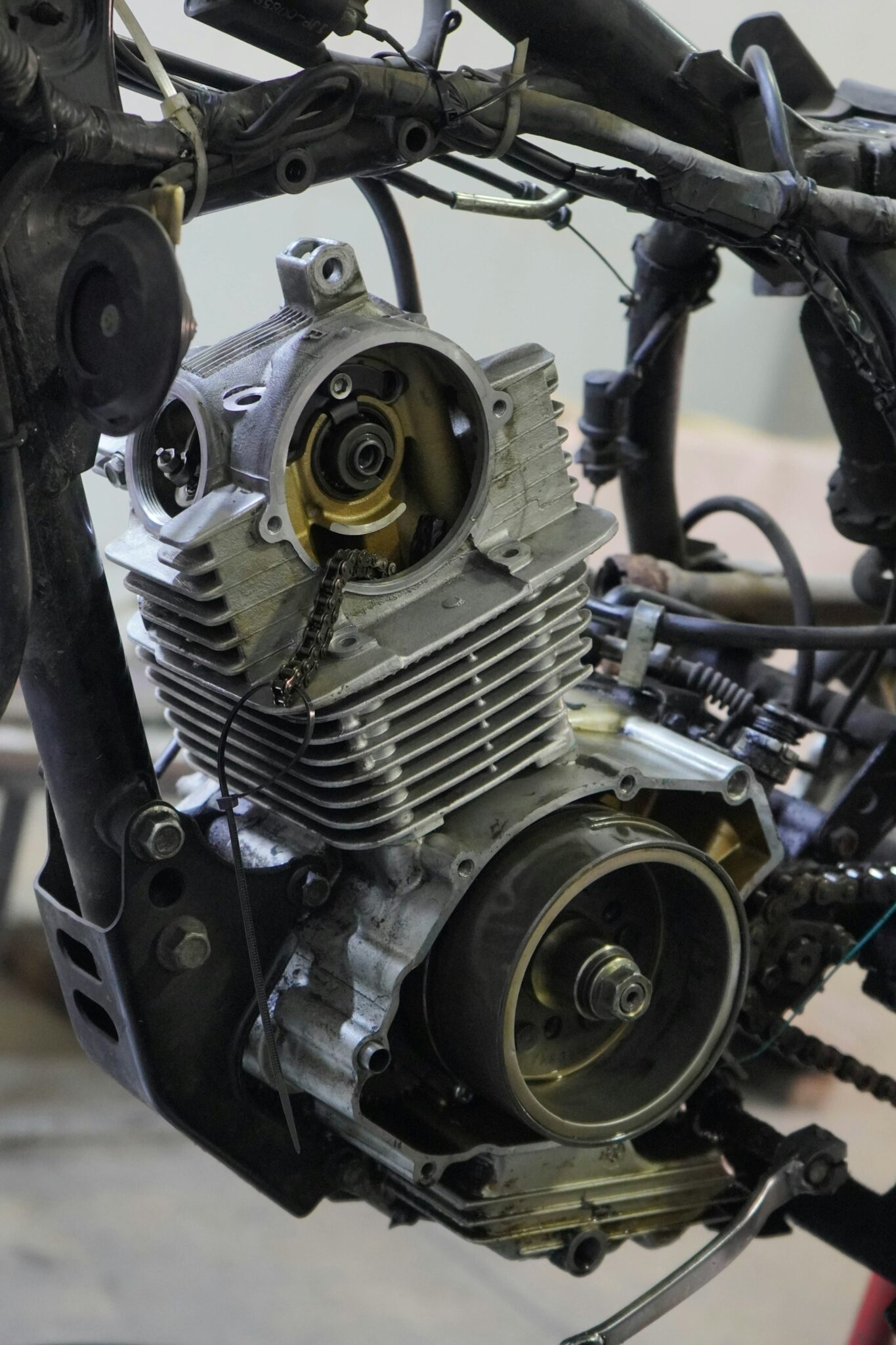 Kumparan spul motor rusak dan gosong akibat korsleting