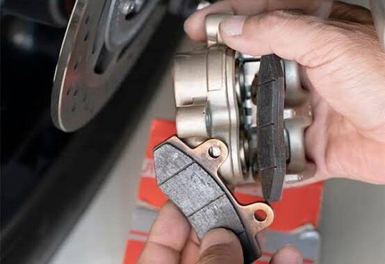 Medan tanjakan memengaruhi umur kampas rem motor secara signifikan