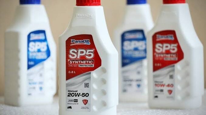 Tiga jenis oli motor, mineral, semi sintetik, dan full sintetik, berjajar di rak toko