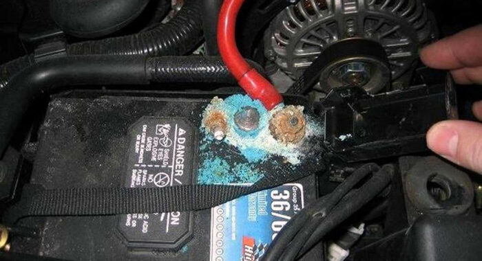 Terminal aki motor berkerak putih akibat jarang dibersihkan